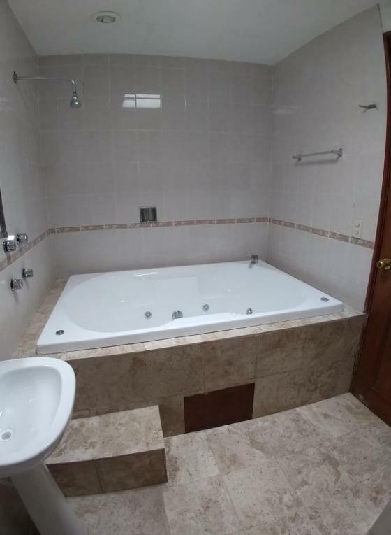 Hotel Omni Морелия Экстерьер фото